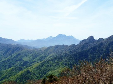 林道から見た石鎚山遠景